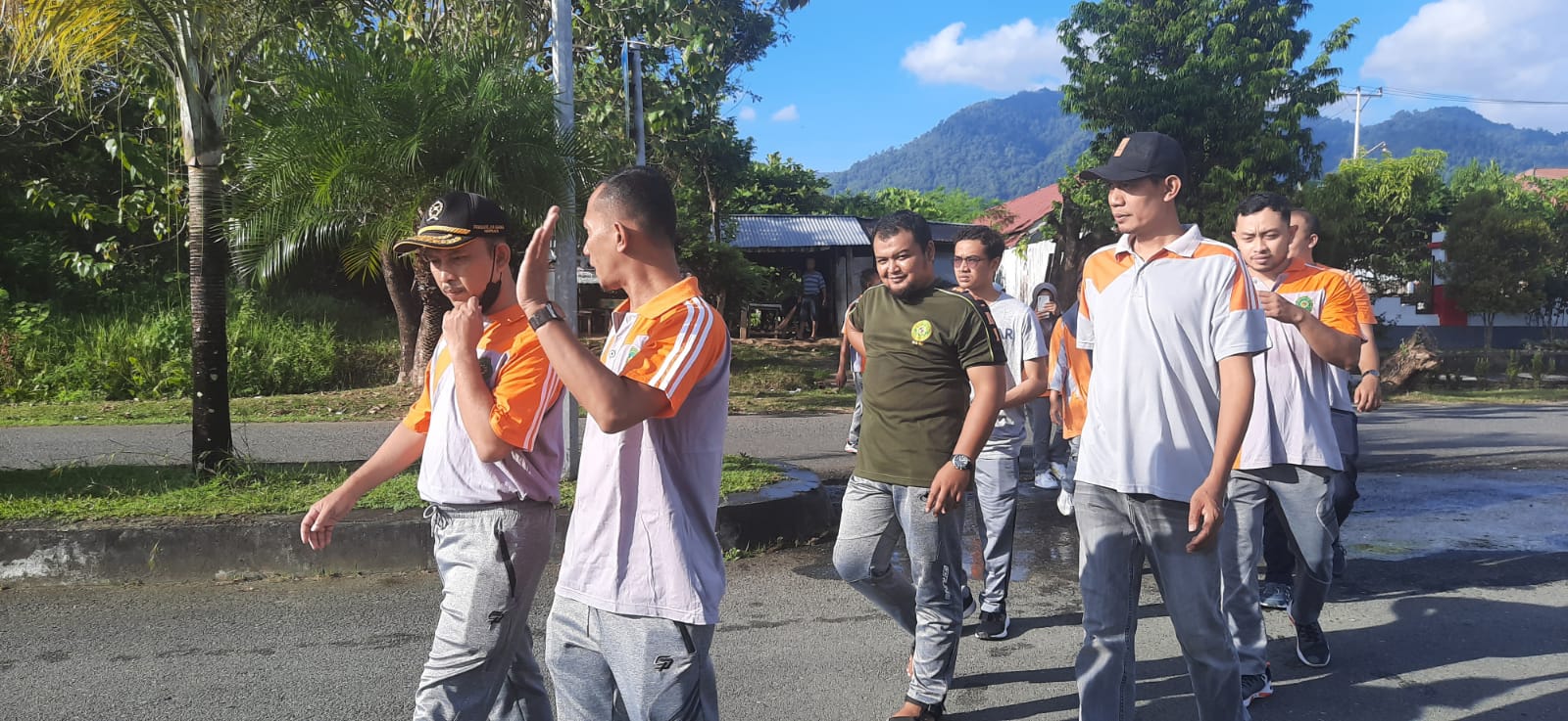 Foto_jalan_sehat_1.jpeg - 241.59 kB