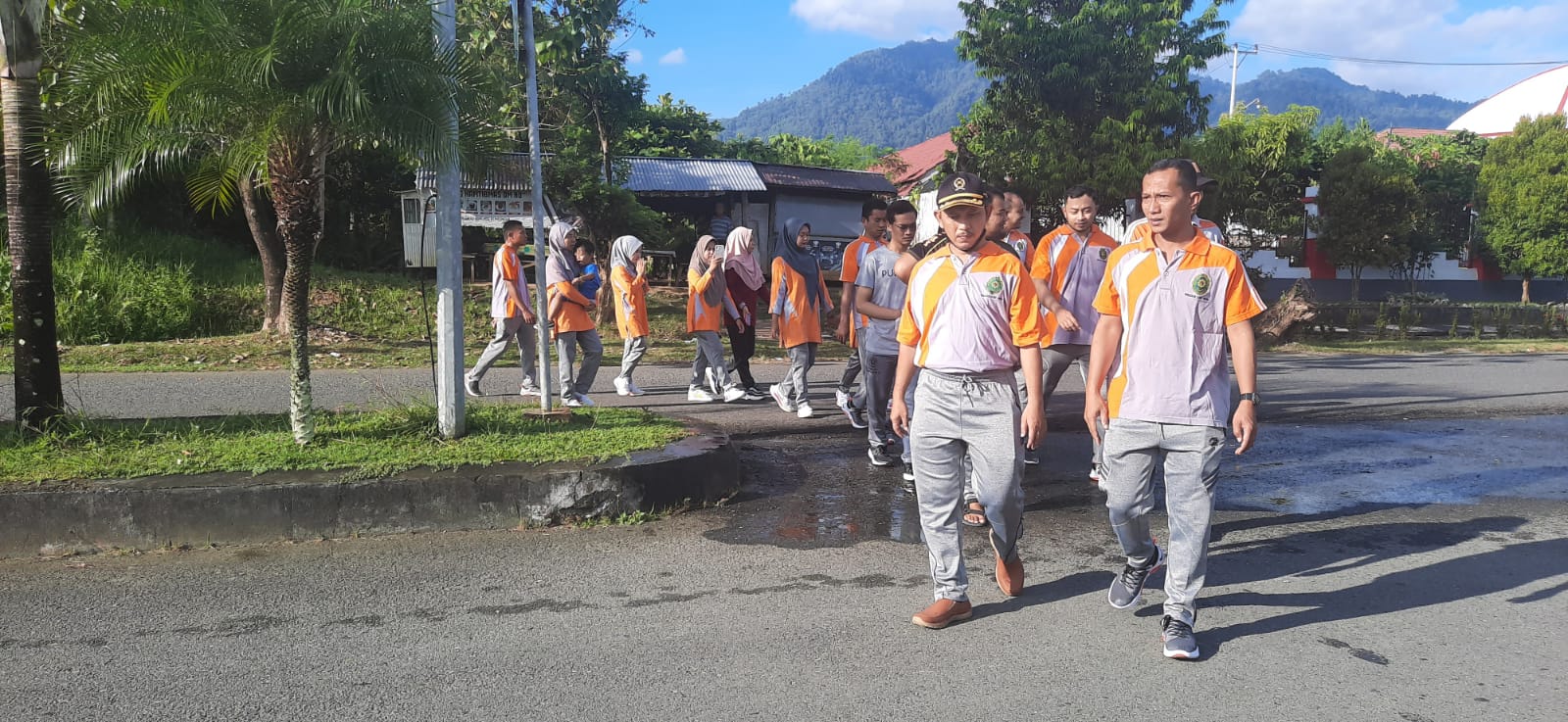 Foto_jalan_sehat_2.jpeg - 264.55 kB