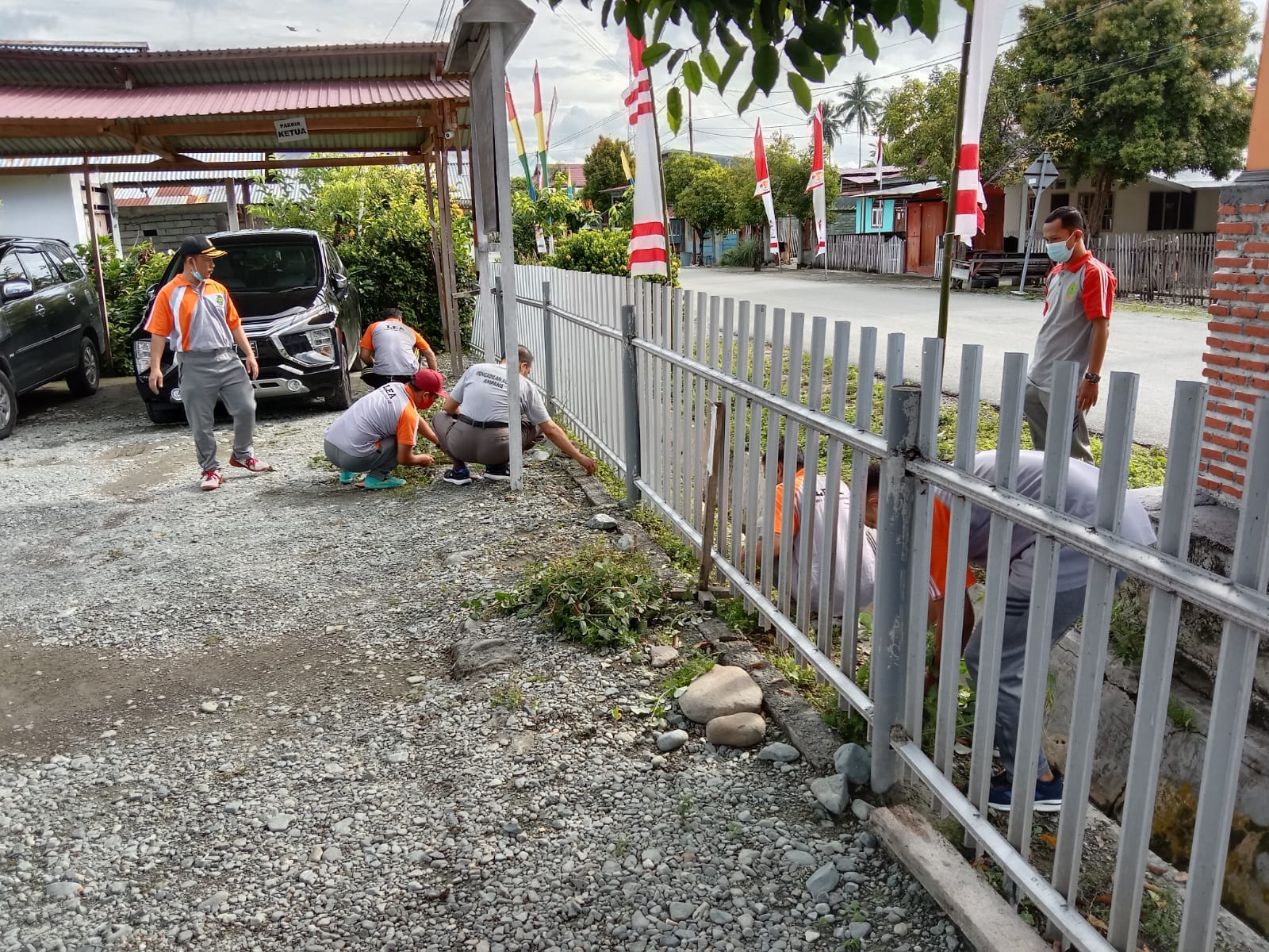 Foto_kerja_bakti_2.jpeg - 461.22 kB