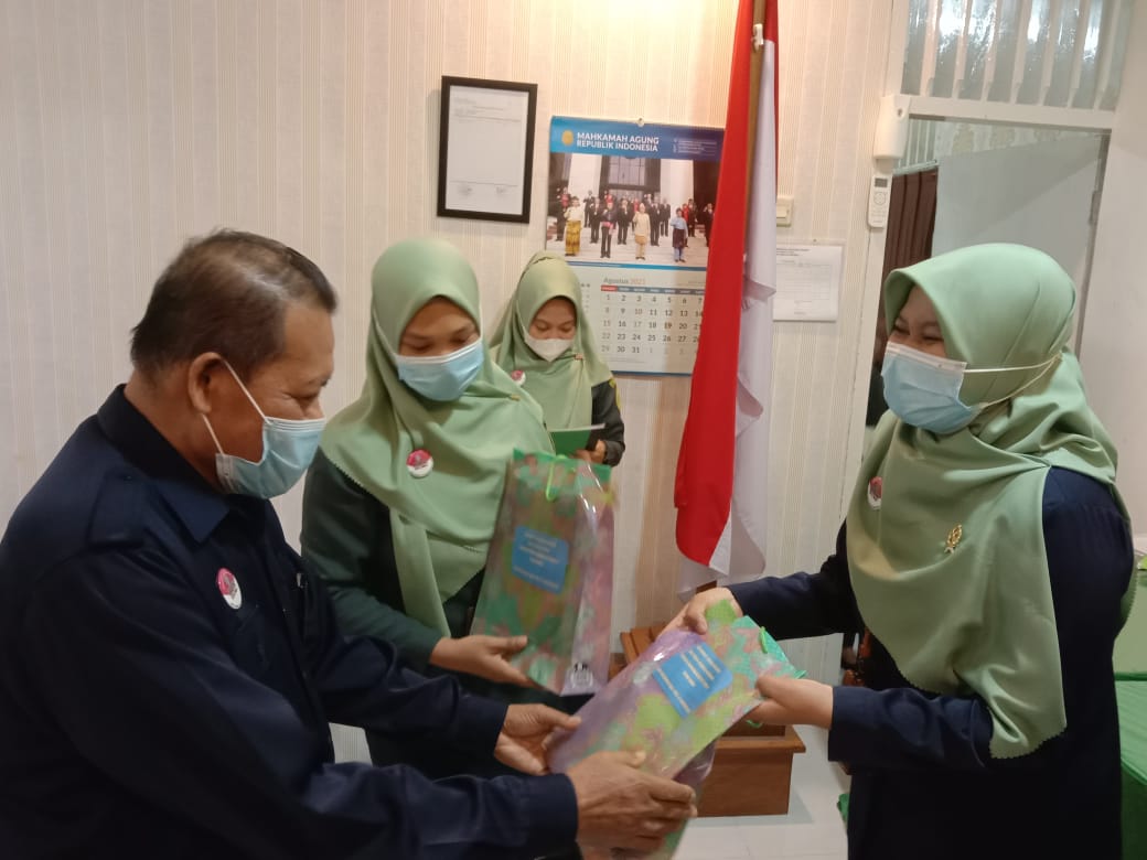 Foto_perpisahan_10.jpeg - 73.48 kB