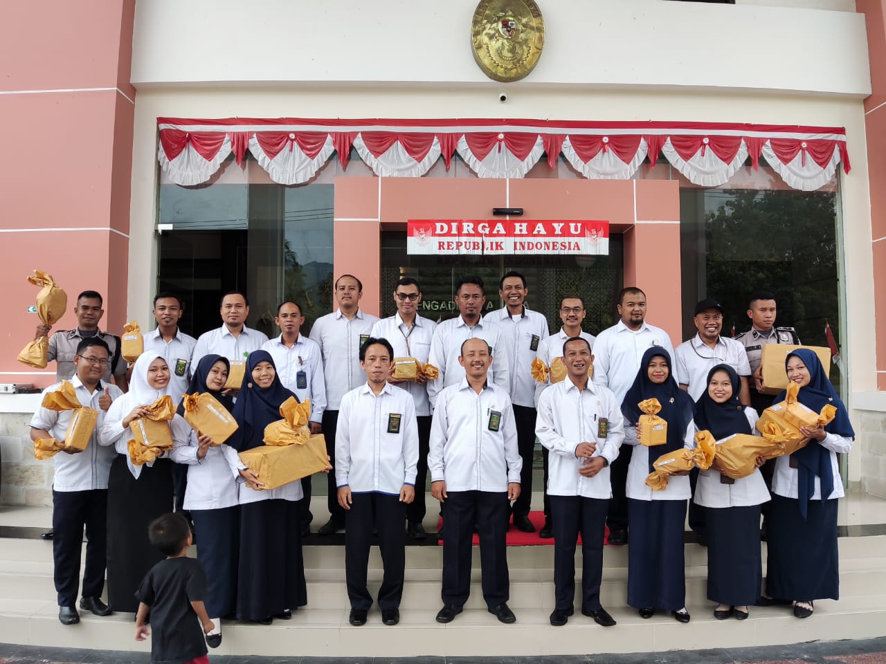 foto_penyerahan_hadiah.jpeg - 160.24 kB