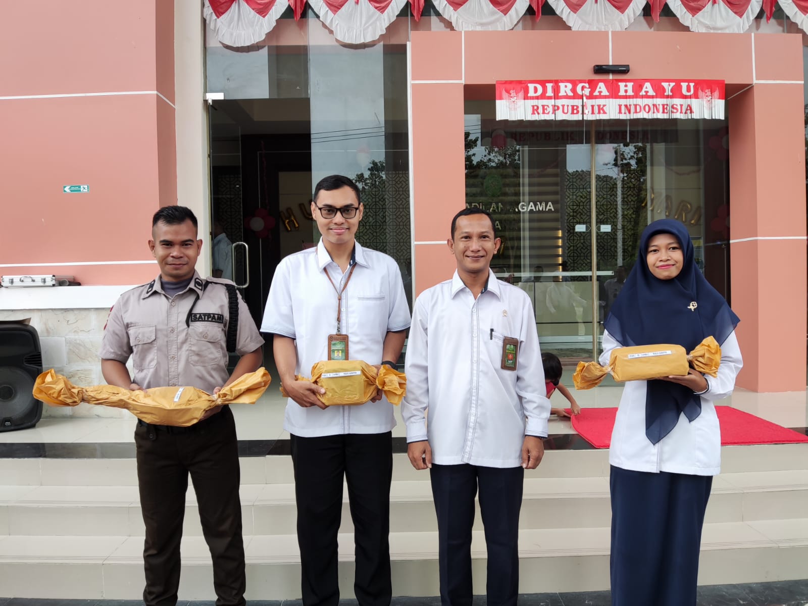 foto_penyerahan_hadiah_5.jpeg - 181.56 kB