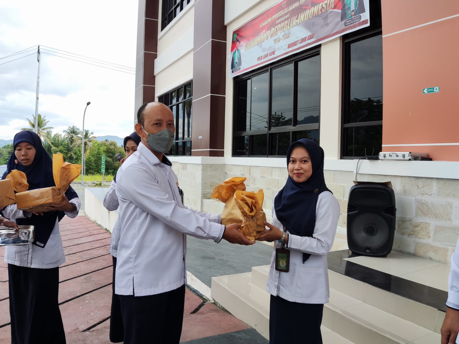 foto_penyerahan_hadiah_6.jpeg - 177.52 kB