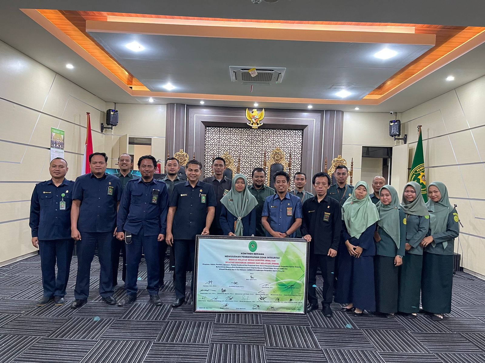 foto_bersama.jpeg - 366.76 kB